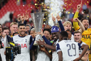 Los jugadores del Tottenham celebran con el trofeo el título de la Liga Europa tras ganar la final que Tottenham Hotspurs y Manchester United disputaron este miércoles en el estadio de San Mamés, en Bilbao. EFE/Luis Tejido