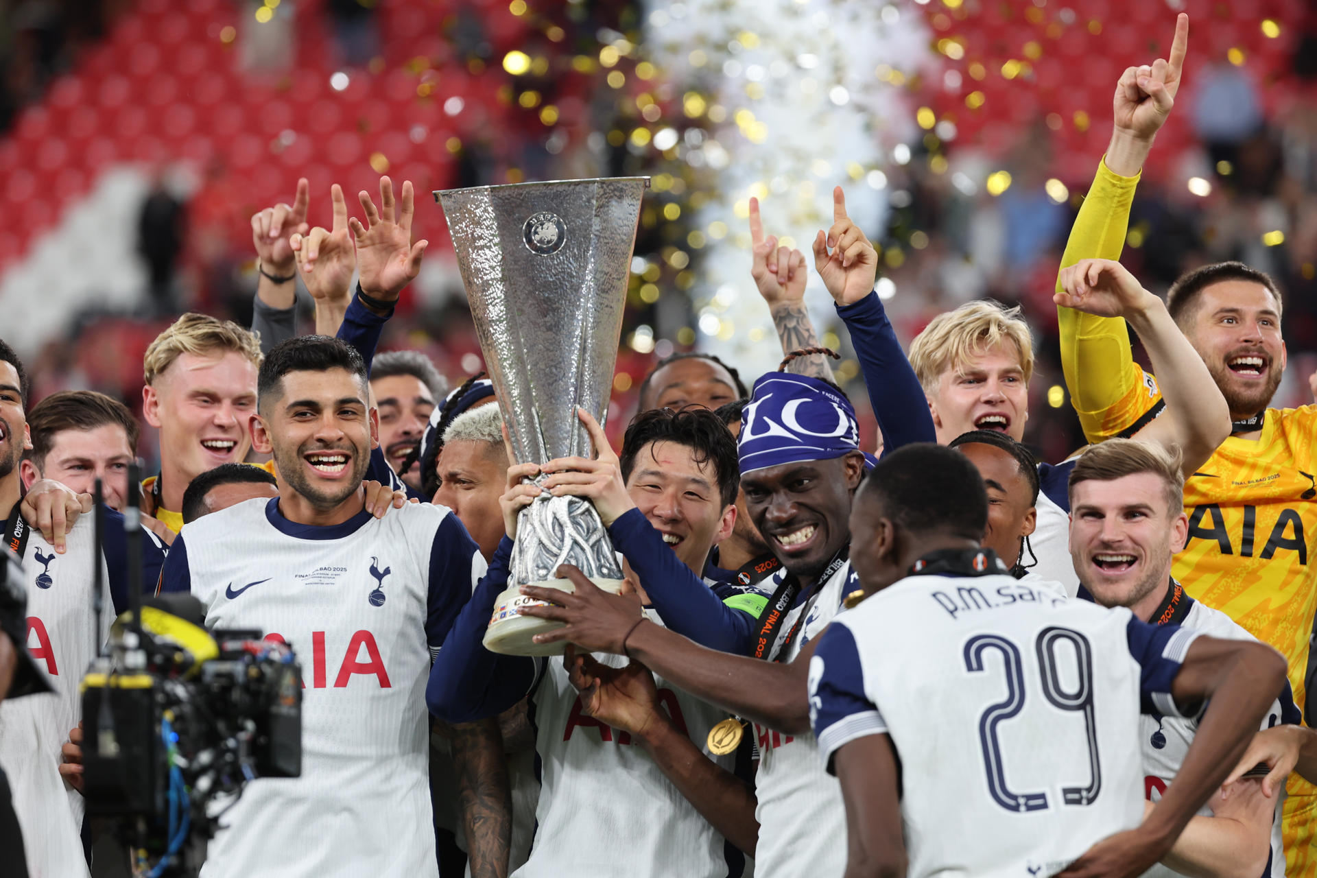 Los jugadores del Tottenham celebran con el trofeo el título de la Liga Europa tras ganar la final que Tottenham Hotspurs y Manchester United disputaron este miércoles en el estadio de San Mamés, en Bilbao. EFE/Luis Tejido