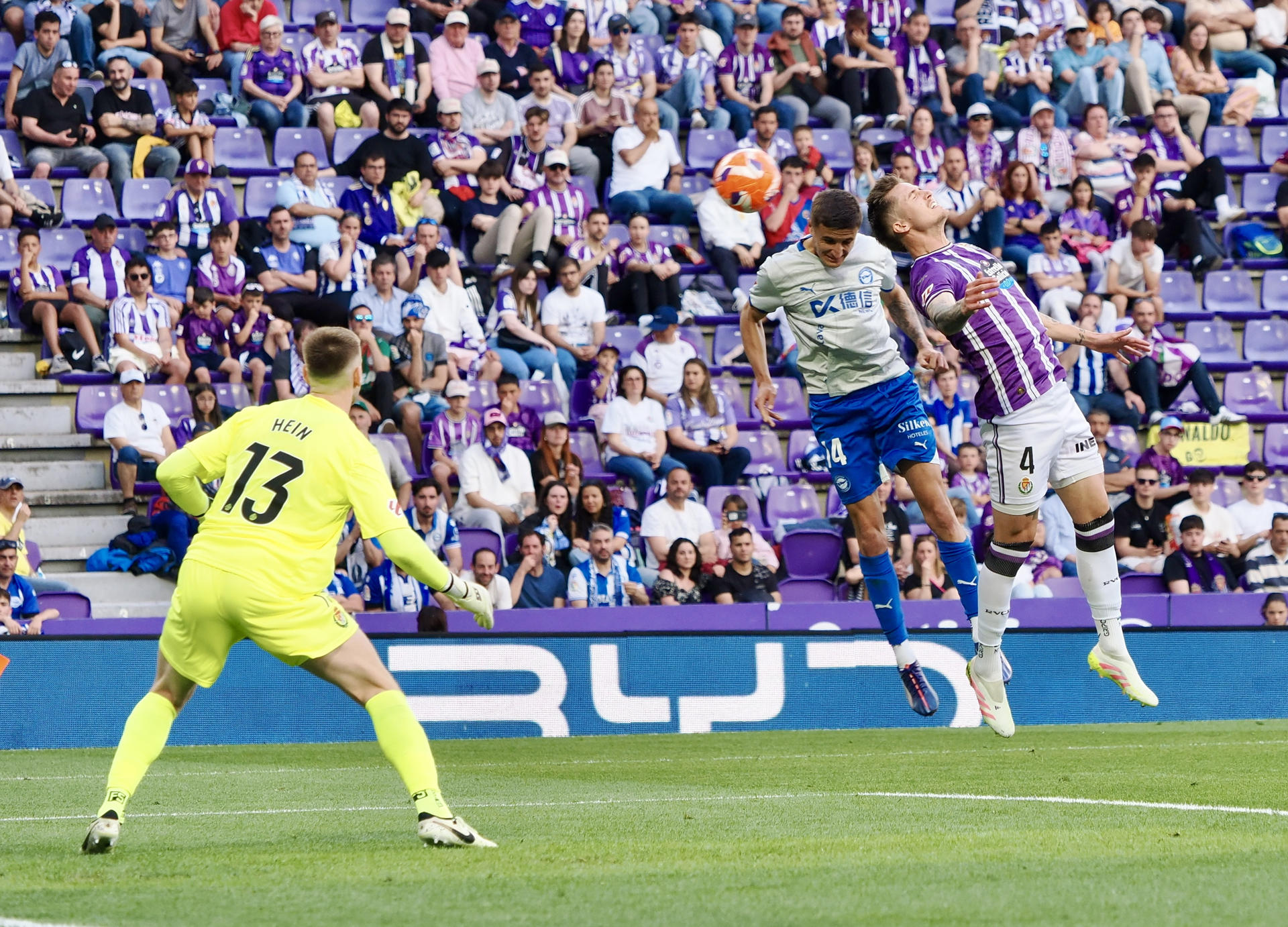 El defensa del Valladolid Tamás Nikitscher (d) salta por el balón con Nahuel Tenaglia, del Alavés, durante el partido de la jornada 37 de LaLiga que Real Valladolid y Deportivo Alavés disputan este domingo en el estadio José Zorrilla. EFE/R.García