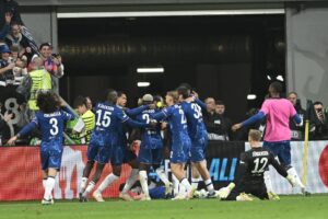 alt Dos años después de su último gol en Europa, el hispano-argentino Alejandro Garnacho volvió a ver puerta para salvar al Chelsea de la derrota ante el sorprendente Qarabag (2-2). El nacido en Madrid e internacional con Argentina salió al rescate de un Chelsea al que le habían remontado el gol inicial de Estevao y con su jugada más característica, encarar y buscar el disparo, logró un empate que deja a los de Enzo Maresca con siete puntos de doce posibles, los mismos que el Qarabag. Los azeríes volvieron a jugar otro gran partido en Europa, después de ganar a Benfica, remontándole un 0-2, Copenhague y de empezar ganando ante el Athletic Club, que acabó imponiendo su condición de favorito. Pese a verse 0-1 abajo a los quince minutos, tras otro gol de Estevao, el niño maravilla de los 'Blues' que ha marcado en cuatro de sus últimos siete partidos, el Qarabag remontó en un abrir y cerrar de ojos. En el periodo entre el minuto 29 y el 31, Leandro Andrade cazó un rechace al palo tras un jugadón del colombiano Camilo Durán y Marko Jankovic anotó un penalti engañando a Robert Sánchez. Ambas jugadas llevaron el sello de Jorrell Hato, el central del Chelsea que perdió la pelota del 1-1 y cometió el penalti del 1-2. Vaya tarde para el neerlandés. Con 2-1 al descanso y en un campo que era una encerrona, Enzo Maresca, que ya había perdido a los ocho minutos a Romeo Lavia por una lesión en el muslo, hizo tres cambios de una tacada. Entraron Enzo Fernández, Garnacho y Liam Delap para cambiarle la cara al partido. Y el italiano casi dio con la tecla, porque Garnacho no tardó ni nueve minutos en lograr el empate, en un remate raso clavado al palo, y porque Enzo rozó la remontada en un disparo desde dentro del área que repelió el meta del Qarabag. En el tiempo de descuento, con los suplentes del Qarabag listos para saltar al campo a saltar el empate, Garnacho conectó de tijera el que hubiera sido su doblete, pero lo estrelló en el cuerpo del portero y ya no hubo tiempo para más. Empate que sabe de poco al Chelsea, pero que es gloria para un Qarabag que ni en sus mejores sueños se veía con siete puntos después de cuatro jornadas. Los 'Blues' llegarán con un punto de presión extra a la próxima jornada, cuando reciban en Stamford Bridge al Barcelona.