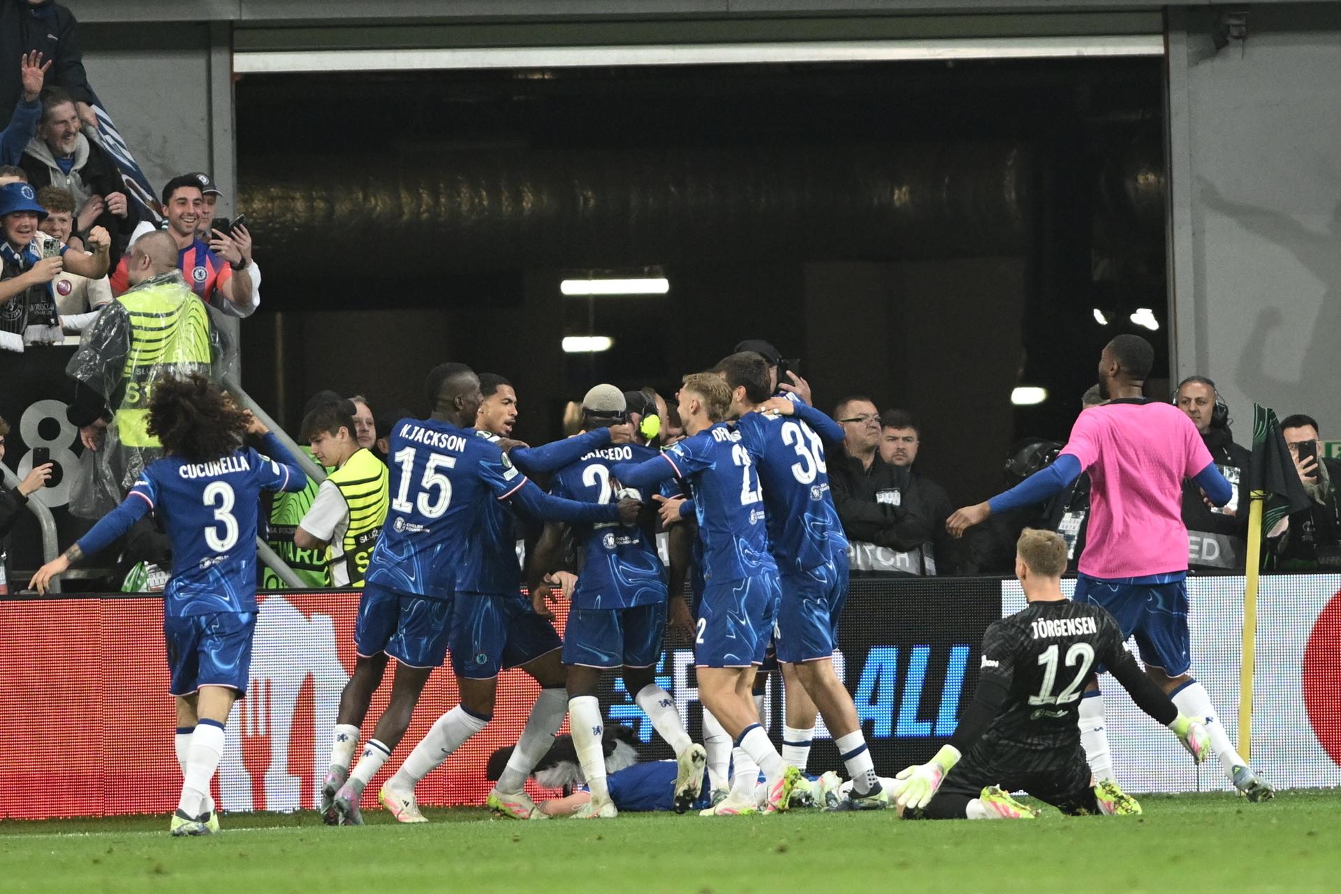 Los jugadores del Chelsea celebran un durante el encuentro correspondiente a la final de la Liga de Conferencia que disputan hoy miércoles Chelsea y Betis en el Tarczynski Arena de Breslávia EFE/EPA/Jakub Kaczmarczyk