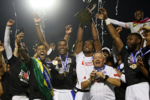 Jugadores de Olimpia celebran este domingo la conquista del Torneo Apertura hondureño en el Estadio Nacional Chelato Uclés de Tegucigalpa. EFE/ STR