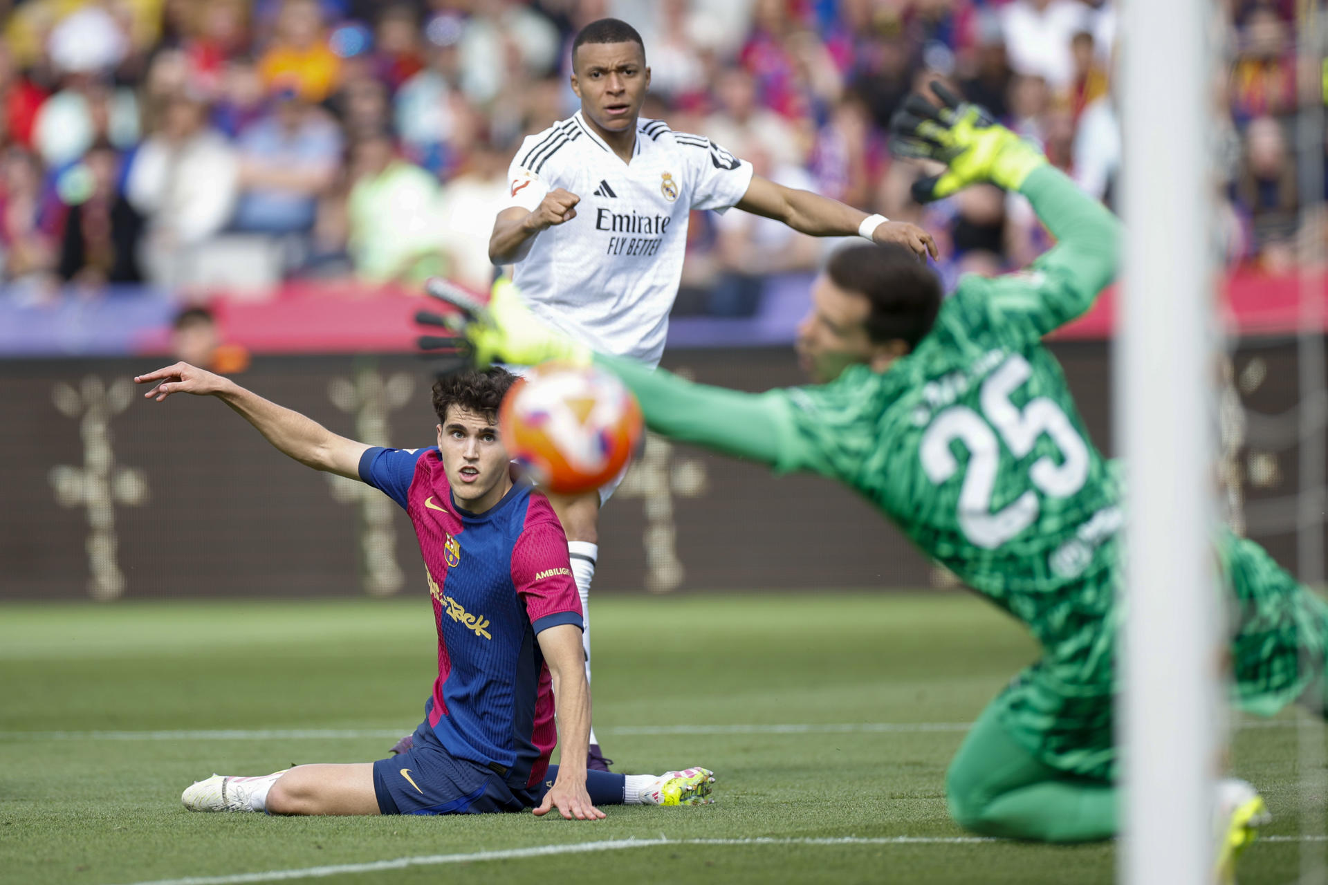 El defensa del Barcelona Pau Cubarsí y el delantero del Real Madrid Kylian Mbappé, durante el partido de la jornada 35 de LaLiga EA Sports entre el Barcelona y el Real Madrid, este domingo en el Estadi Olímpic Lluís Companys.-EFE/ Alberto Estevez