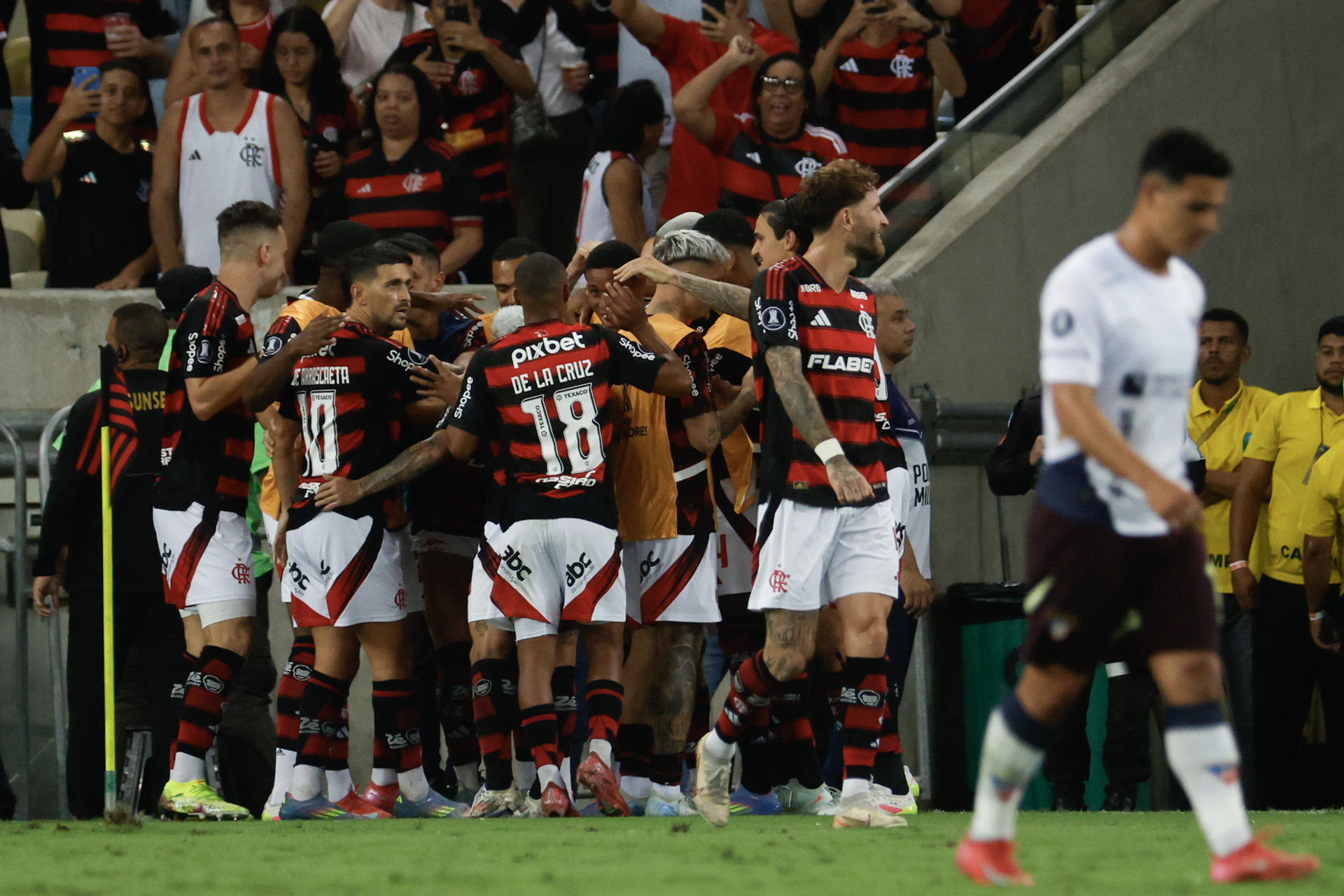 Con un tanto del uruguayo Varela, Flamengo saca ventaja como local