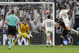 El defensa del Madrid Jacobo Ramón (d) marca el segundo gol ante el Mallorca, durante el partido de LaLiga de fútbol que Real Madrid y RCD Mallorca disputan este miércoles en el estadio Santiago Bernabéu. EFE/Blanca Millez