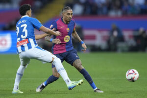 El extremo del Barcelona 'Raphinha' (d) pugna por el balón con el defensa del Espanyol Omar El Hilali. EFE/ Enric Fontcuberta