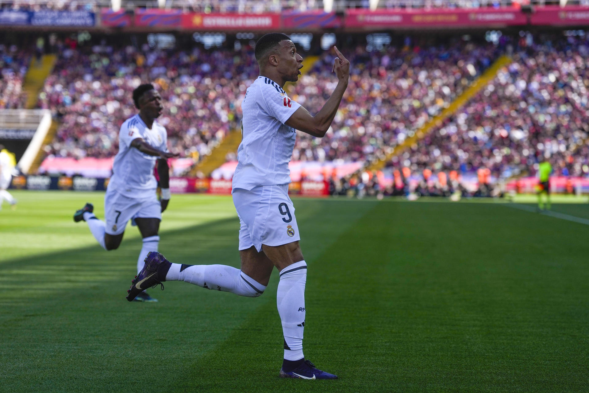 El delantero del Real Madrid Kylian Mbappé celebra su segundo gol contra el Barcelona, durante el partido de la jornada 35 de LaLiga EA Sports entre el Barcelona y el Real Madrid, este domingo en el Estadi Olímpic Lluís Companys.-EFE/ Enric Fontcuberta