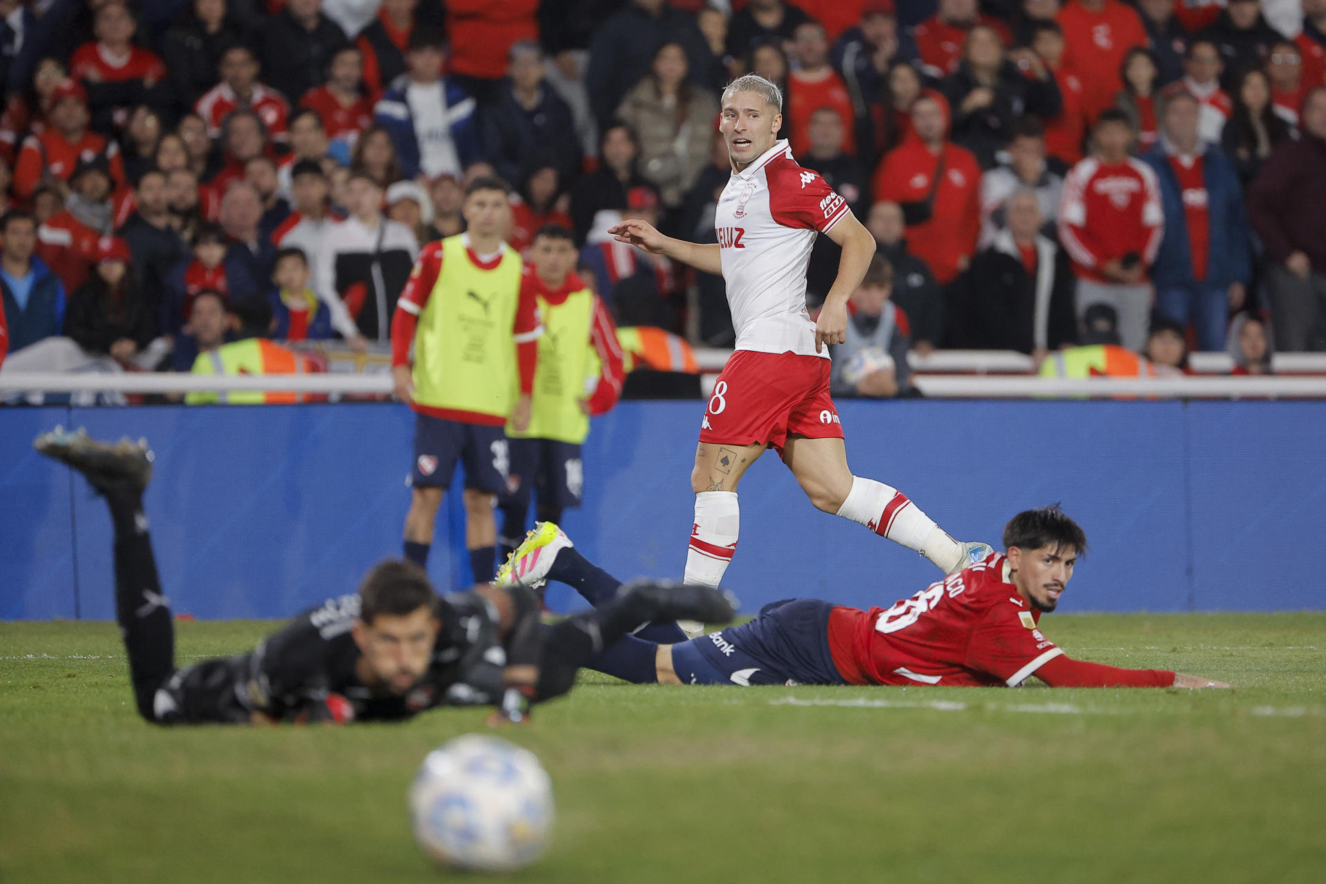 Jugadores de Independiente lamentan la eliminación en una tanda de penaltis por un cupo en la final del Torneo Apertura argentino ante Huracán en el estadio Libertadores de América, en Buenos Aires. EFE/ Juan Ignacio Roncoroni