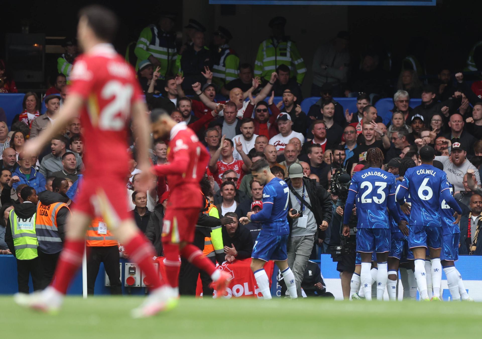 Los jugadores del Chelsea celebran el 1-0 de Enzo Fernández. EFE/EPA/NEIL HALL.