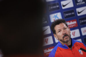 El entrenador del Atlético de Madrid Diego Simeone durante la rueda de prensa posterior al entrenamiento del equipo previo partido de La Liga contra Osasuna en la Ciudad Deportiva en Majadahonda, Madrid, este miércoles. EFE/Sergio Pérez