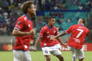 Lucas Morales (c) de Nacional celebra su gol en un partido de la fase de grupos de la Copa Libertadores. EFE/ Rafael Martins