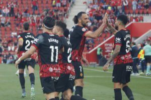 El centrocampista del Mallorca Omar Mascarell (d), celebra su gol contra el Valladolid, durante el partido de la jornada 35 de LaLiga EA Sports entre el Mallorca y el Valladold, este sábado en el Estadi Mallorca Son Moix en Palma.-EFE/ Cati Cladera