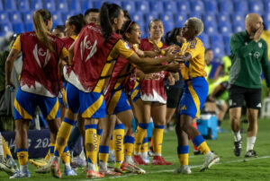 Thembi Kgatlana (d) de Tigres celebra un gol este miércoles, en un partido de semifinal de Concacaf W Champions Cup entre Tigres y Portland Thorns FC en el estadio Universitario de Monterrey (México). EFE/ Miguel Sierra