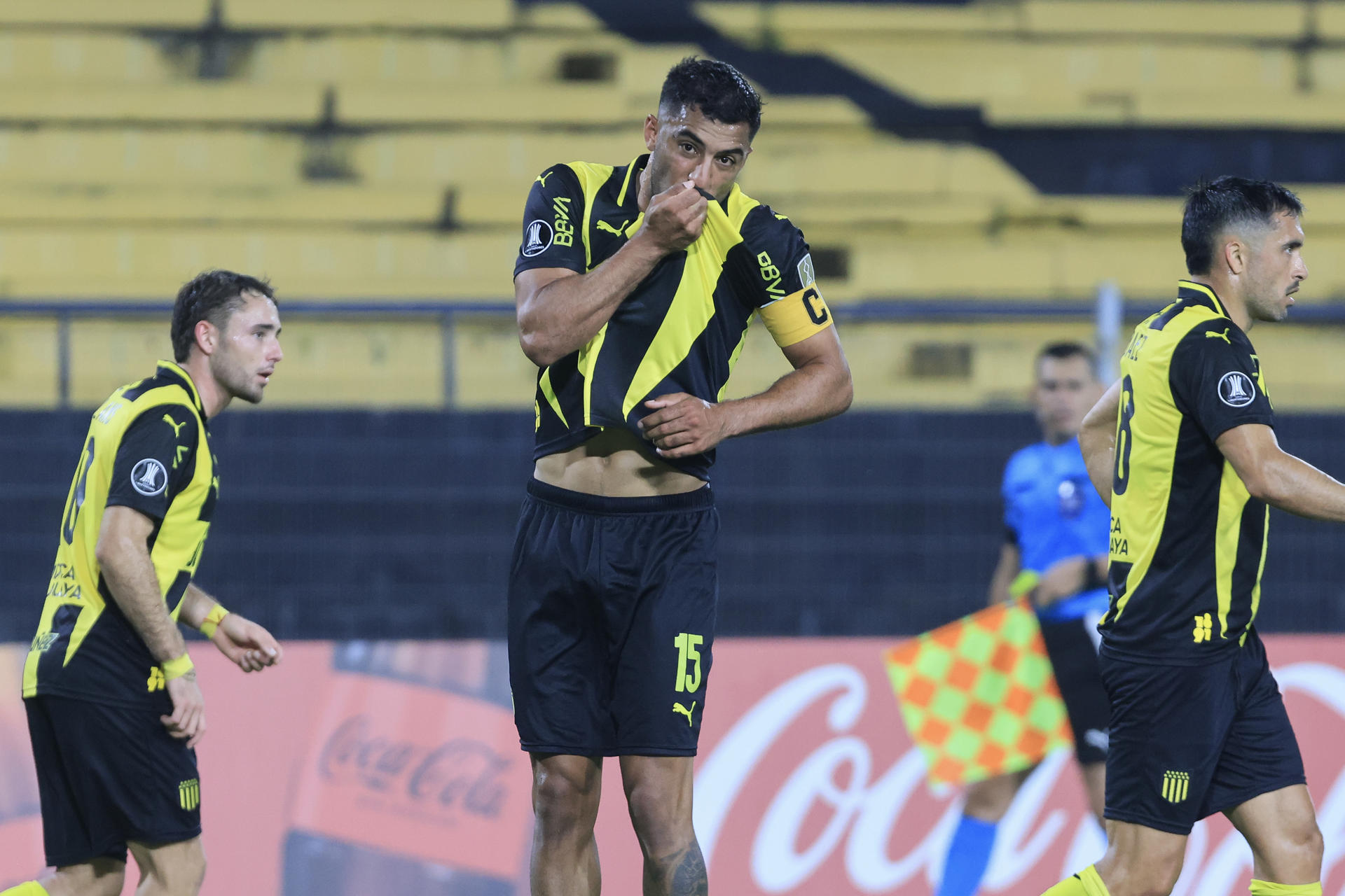 Maximiliano Olivera celebra el gol que empató 2-2 un partido que perdía Peñarol en el estadio Campeón del Siglo, de Montevideo, y que finalmente ganó por 3-2 para anticipar su clasificación a los octavos de final de la Copa Libertadores EFE/ Gastón Britos