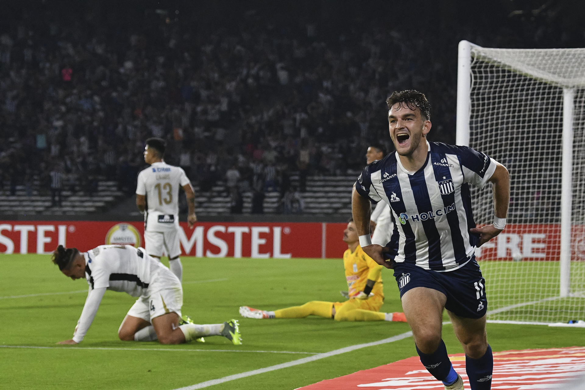 Valentín Depietri de Talleres celebra su gol ante Alianza Lima en el estadio Mario Alberto Kempes en Córdoba (Argentina). EFE/Ariel Alejandro Carreras