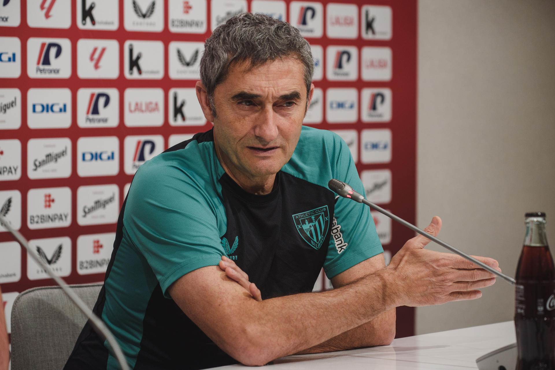 El entrenador del Athletic Club de Bilbao, Ernesto Valverde, ofrece una rueda de prensa este sábado, previa al partido de LaLiga que disputará su equipo el domingo ante el Valencia. EFE/Javier Zorrilla