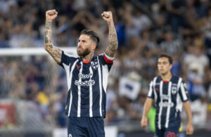 Sergio Ramos de Monterrey festeja al final del juego la victoria ante América en un partido correspondiente a la jornada 16 del Torneo Clausura 2025 celebrado en el estadio BBVA de la ciudad de Monterrey (México). Imagen de archivo. EFE/Miguel Sierra