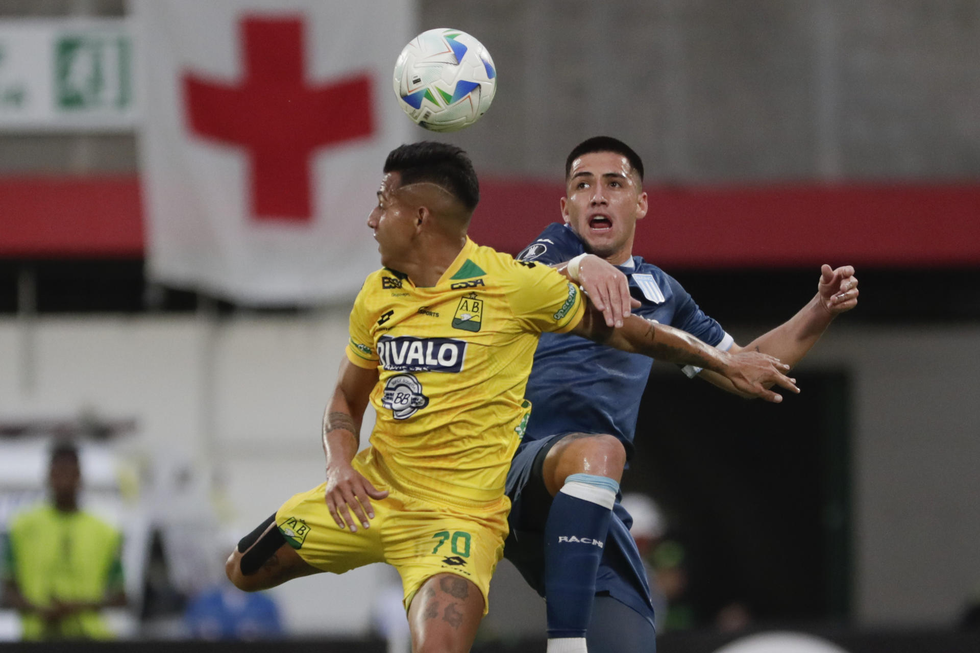 Frank Castañeda (i) de Bucaramanga disputa el balón con Ignacio Agustín Rodríguez de Racing en un partido de la fase de grupos de la Copa Libertadores. EFE/ Carlos Ortega