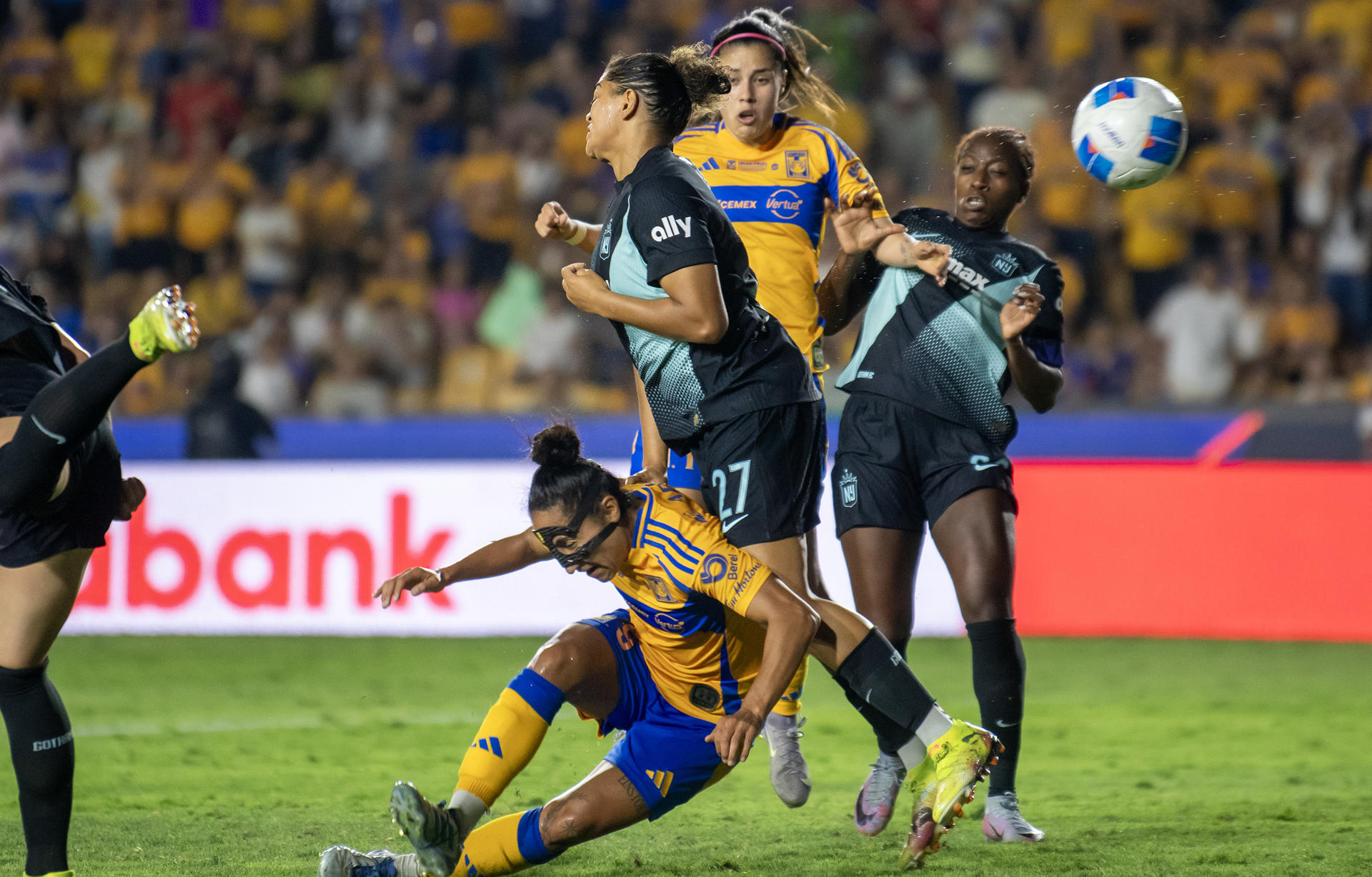 La centrocampista de Tigres Stephany Mayor (abajo) disputa el balón con la defensora de Gotham Jess Carter este sábado durante la final de la Copa de Campeones de la Concacaf que ganó el equipo estadounidense en el Estadio Universitario de la ciudad mexicana de Monterrey. EFE/ Miguel Sierra
