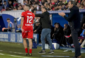 El entrenador del Alavés, Eduardo Coudet (C), durante el partido de la última jornada de LaLiga contra Osasuna, en el estadio de Mendizorroza. EFE/ L. Rico