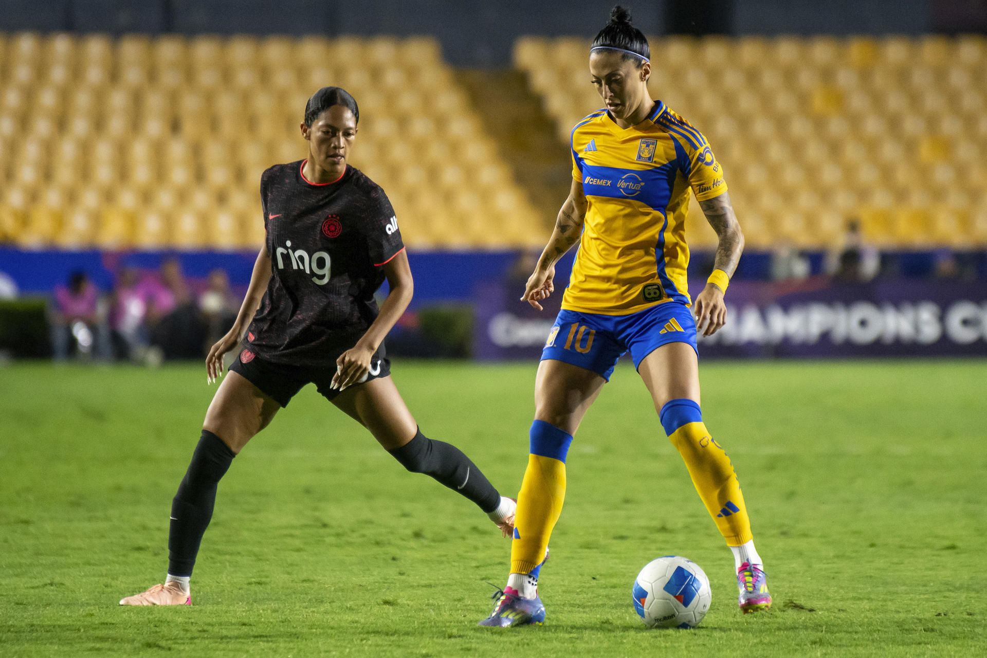 Jennifer Hermoso (d) de Tigres disputa el balón con Reilyn Turner de Portland Thorns este miércoles, en un partido de semifinal de Concacaf W Champions Cup entre Tigres y Portland Thorns FC en el estadio Universitario de Monterrey (México). EFE/ Miguel Sierra