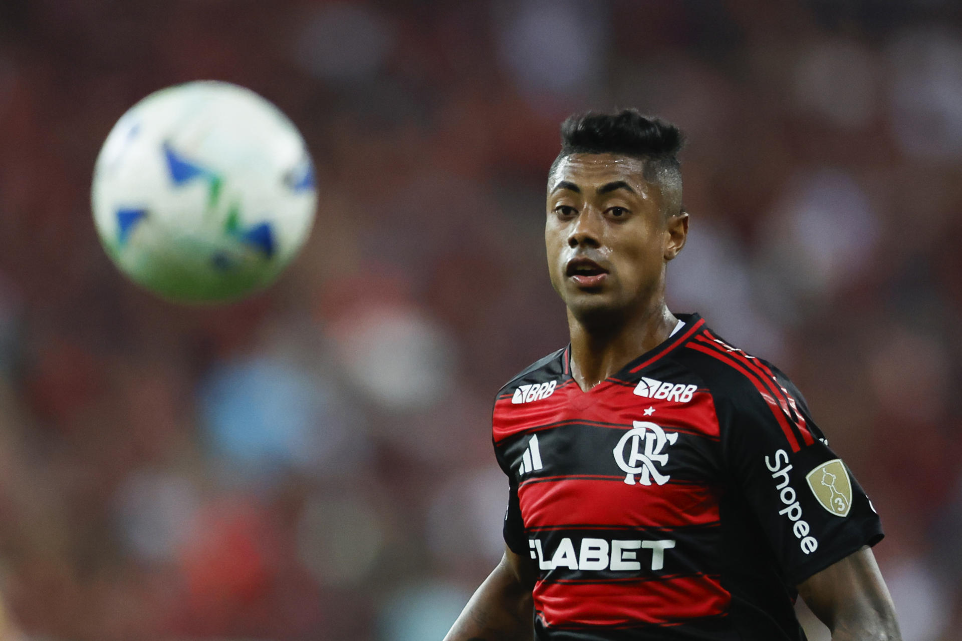 Bruno Henrique Pinto de Flamengo controla un balón ante Deportivo Tachira en la Copa Libertadores. EFE/ Andre Coelho