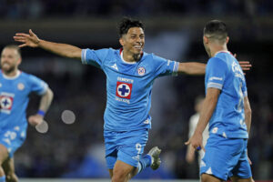 Ángel Sepúlveda (i) y Erik Lira de Cruz Azul celebran un gol este jueves, en el partido de vuelta de la semifinal de la Copa Concacaf en el estadio Olímpico Universitario de Ciudad de México (México). EFE/ Isaac Esquivel
