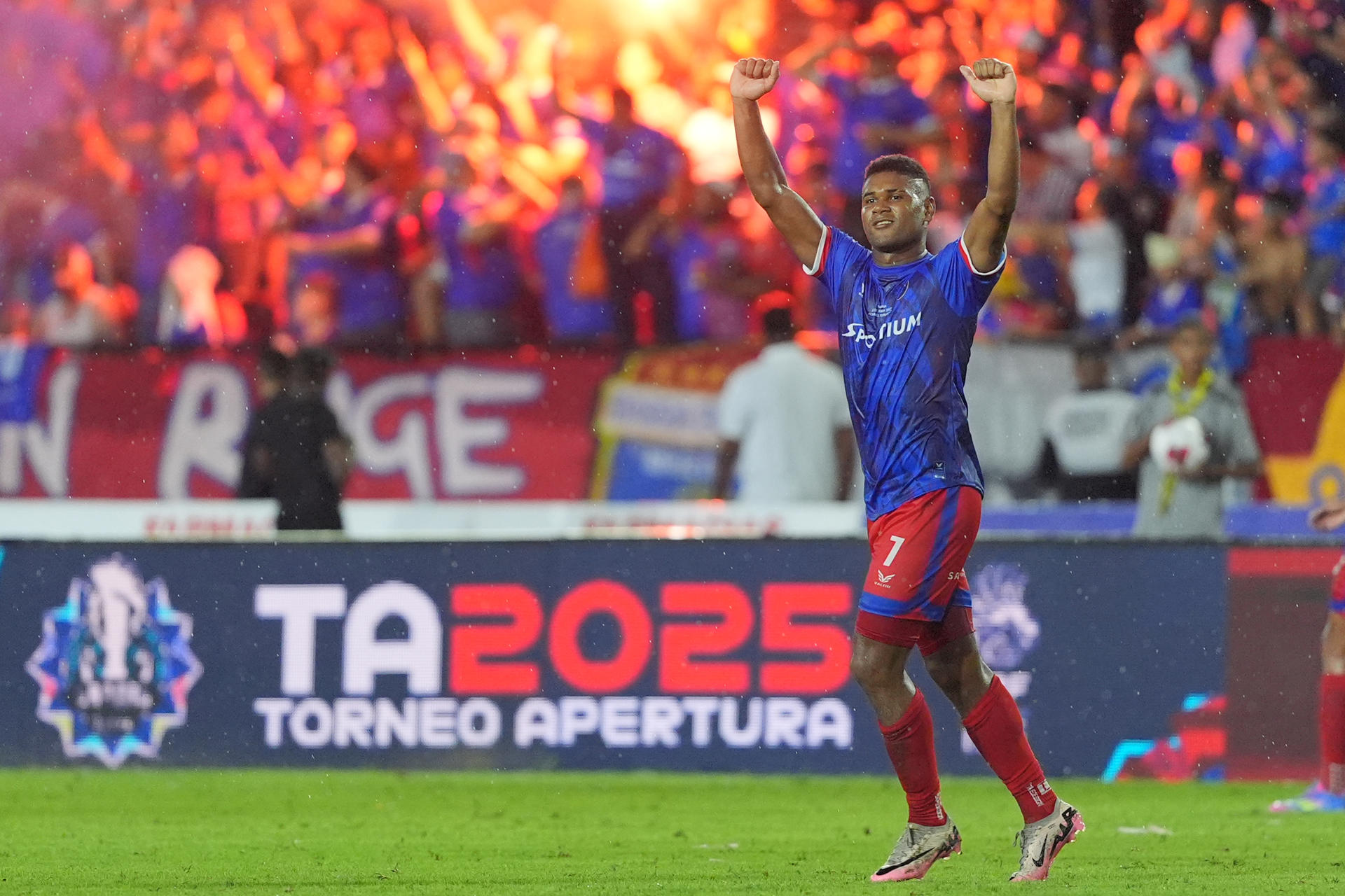 Jorlian Sánchez, de Plaza Amador, celebra un gol en la final de la Liga Panameña de Fútbol ante San Francisco. EFE/ Alexis Quiroz