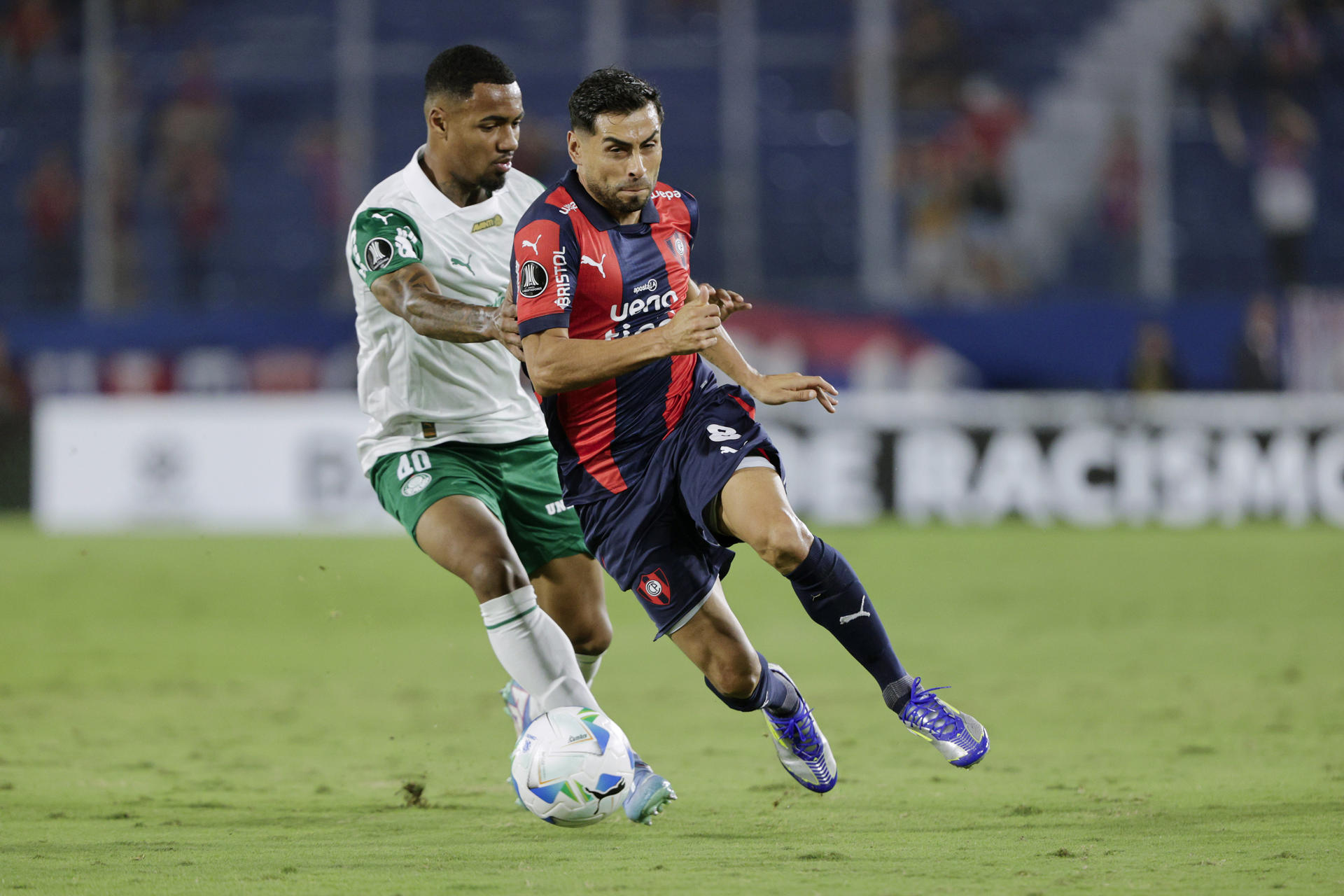 Federico Carrizo (d) de Cerro disputa un balón con Allan de Palmeiras en un partido de la fase de grupos de la Copa Libertadores. EFE/ Juan Pablo Pino