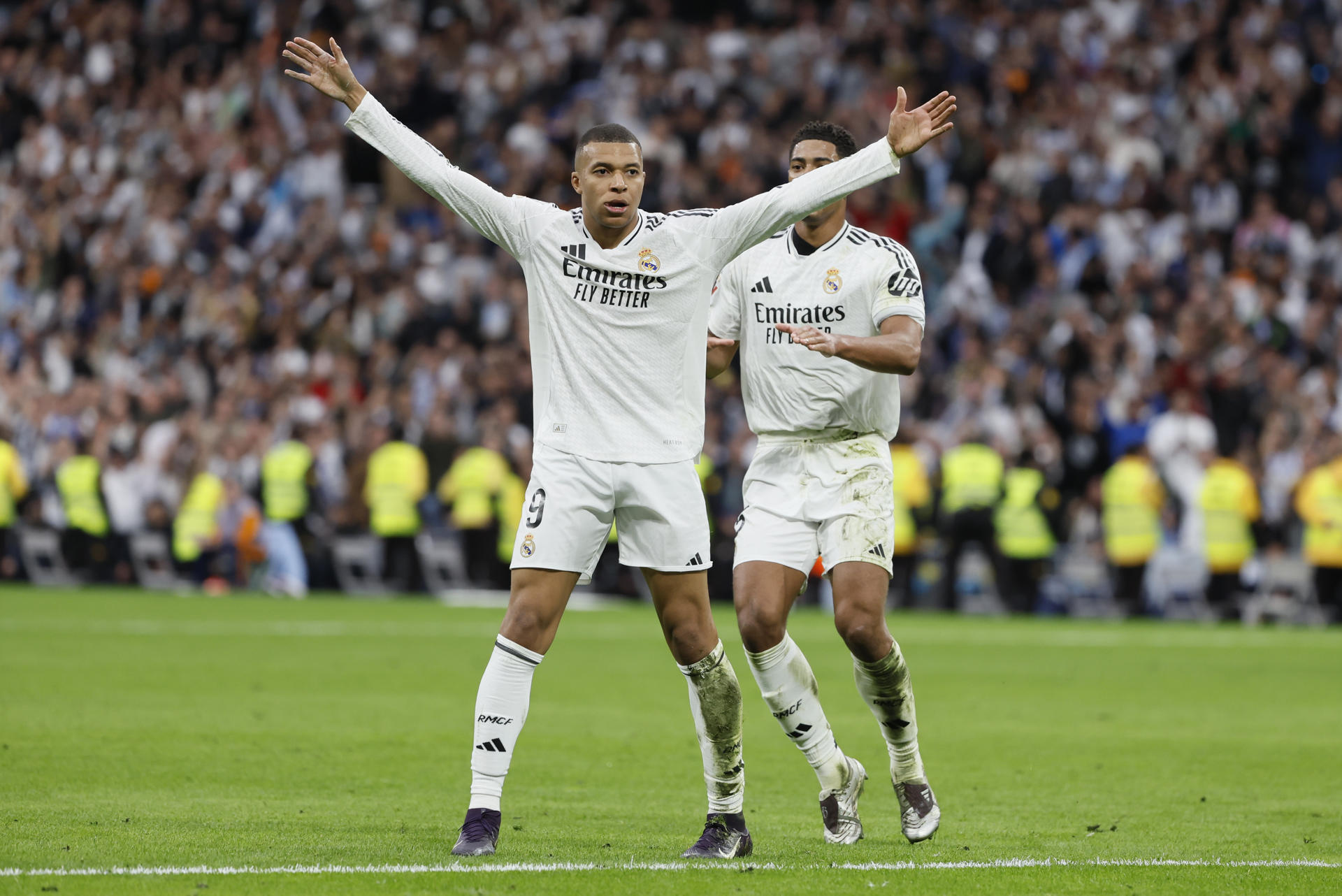 El delantero del Real Madrid Kylian Mbappé celebra con sus compañeros después de marcar el 2-0 en el partido entre el Real Madrid y el Celta de Vigo en el estadio Santiago Bernabéu en Madrid. EFE/ Ballesteros