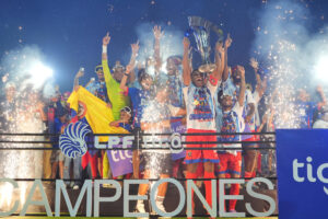 alt Plaza Amador celebran el título de campeones tras ganar la final del fútbol panameño ante San Francisco en el estadio Rommel Fernández, en Ciudad de Panamá. EFE/ Alexis Quiroz