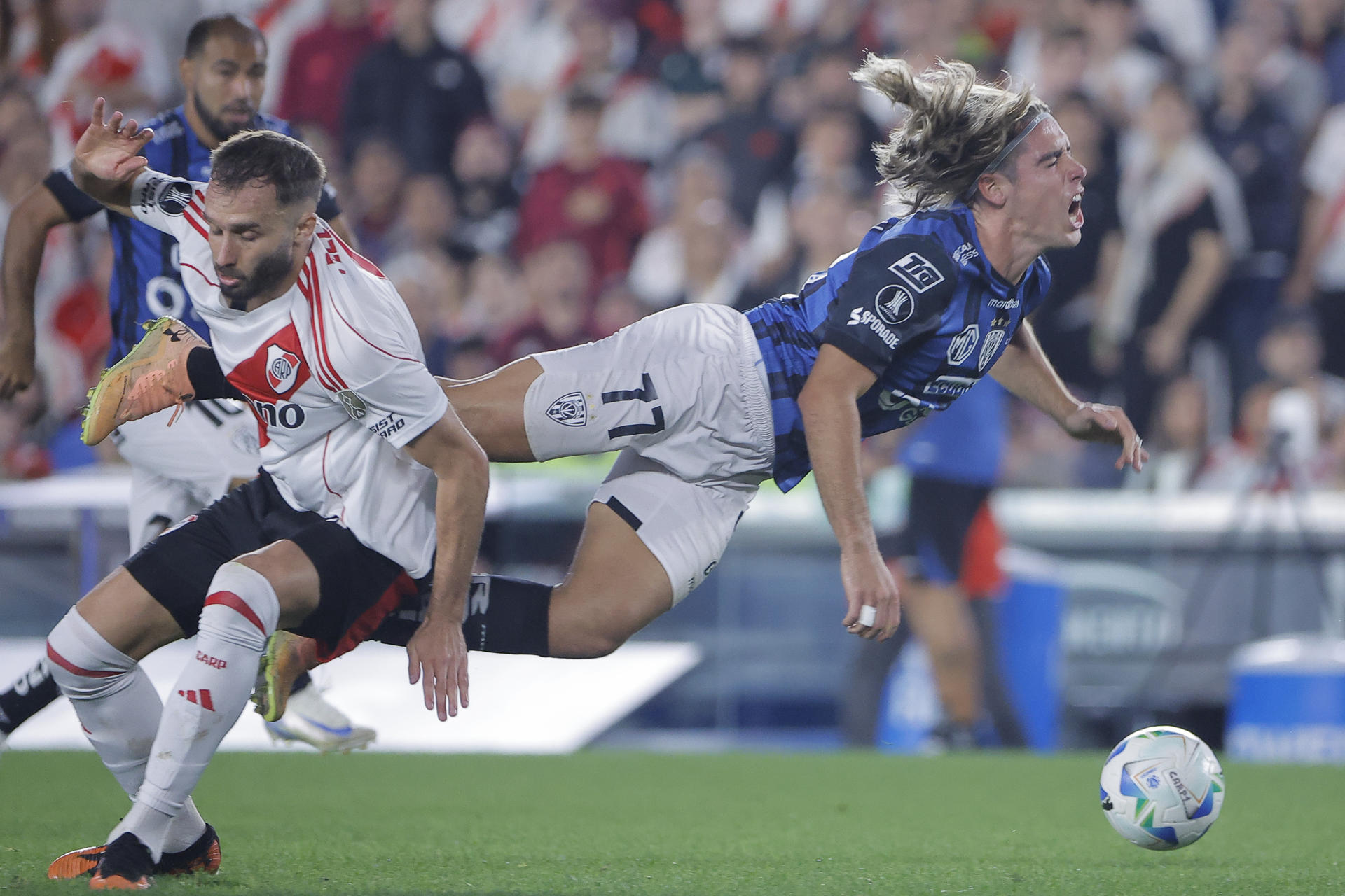 Germán Pezzella (i), de River, disputa un balón con Claudio Spinelli, de Independiente del Valle. EFE/ Juan Ignacio Roncoroni