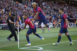 -El delantero del Barcelona Raphinha celebra su segundo gol contra el Real Madrid con Lamine Yamal, durante el partido de la jornada 35 de LaLiga EA Sports entre el Barcelona y el Real Madrid, este domingo en el Estadi Olímpic Lluís Companys.-EFE/ Alberto Estévez