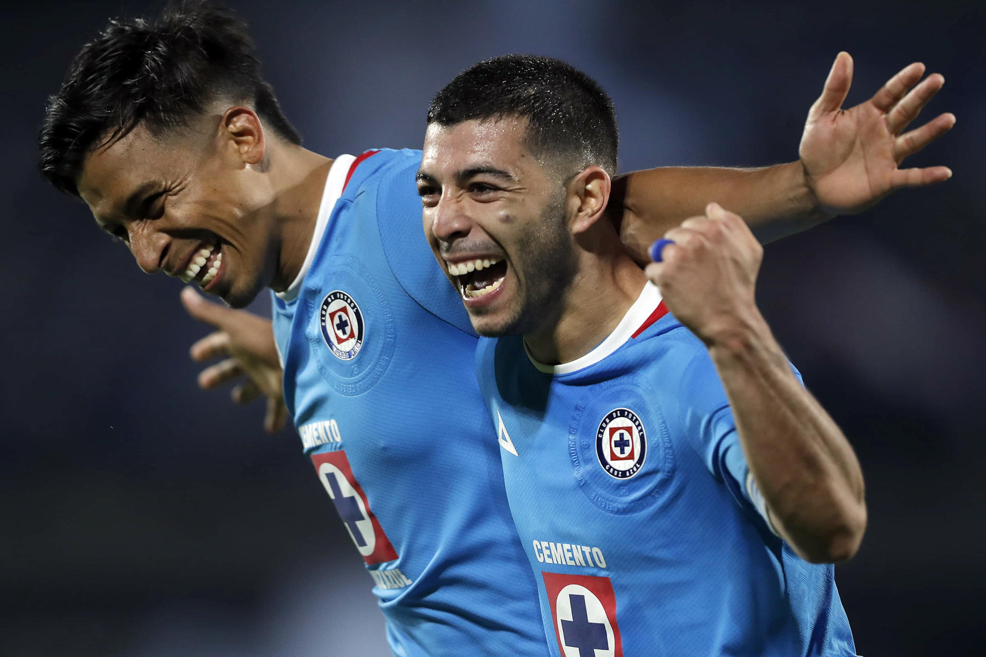 Ángel Sepúlveda (i) y Erik Lira celebran la clasificación de de Cruz Azul a la final de la Copa de Campeones de la Concacaf en el estadio Olímpico Universitario de Ciudad de México. EFE/ Isaac Esquivel