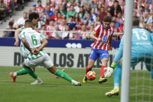 El delantero del Atlético de Madrid Julián Álvarez (d) marca el tercer gol del equipo durante el partido de la jornada 37 de LaLiga ante el Real Betis. EFE/ Mariscal