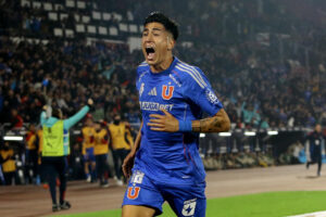 alt El chileno Assadi le da a la U, la ventaja sobre Independiente