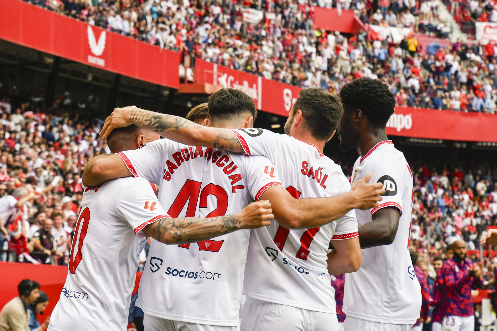 Los jugadores del Sevilla FC celebran el gol marcado por Kike Salas al Leganés este domingo, durante el partido de la jornada 34 de LaLiga EA Sports, entre el Sevilla FC y el CD Leganés, en el estadio Ramón Sánchez Pizjúan de la capital andaluza. EFE/ Raúl Caro