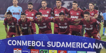 Formación de gala del Lanús argentino, que junto con los equipos ecuatorianos Universidad Católica y Mushuc Runa aseguraron de manera anticipada y en condición de invictos su clasificación a los octavos de final de la Copa Sudamericana. EFE/ Juan Ignacio Roncoroni