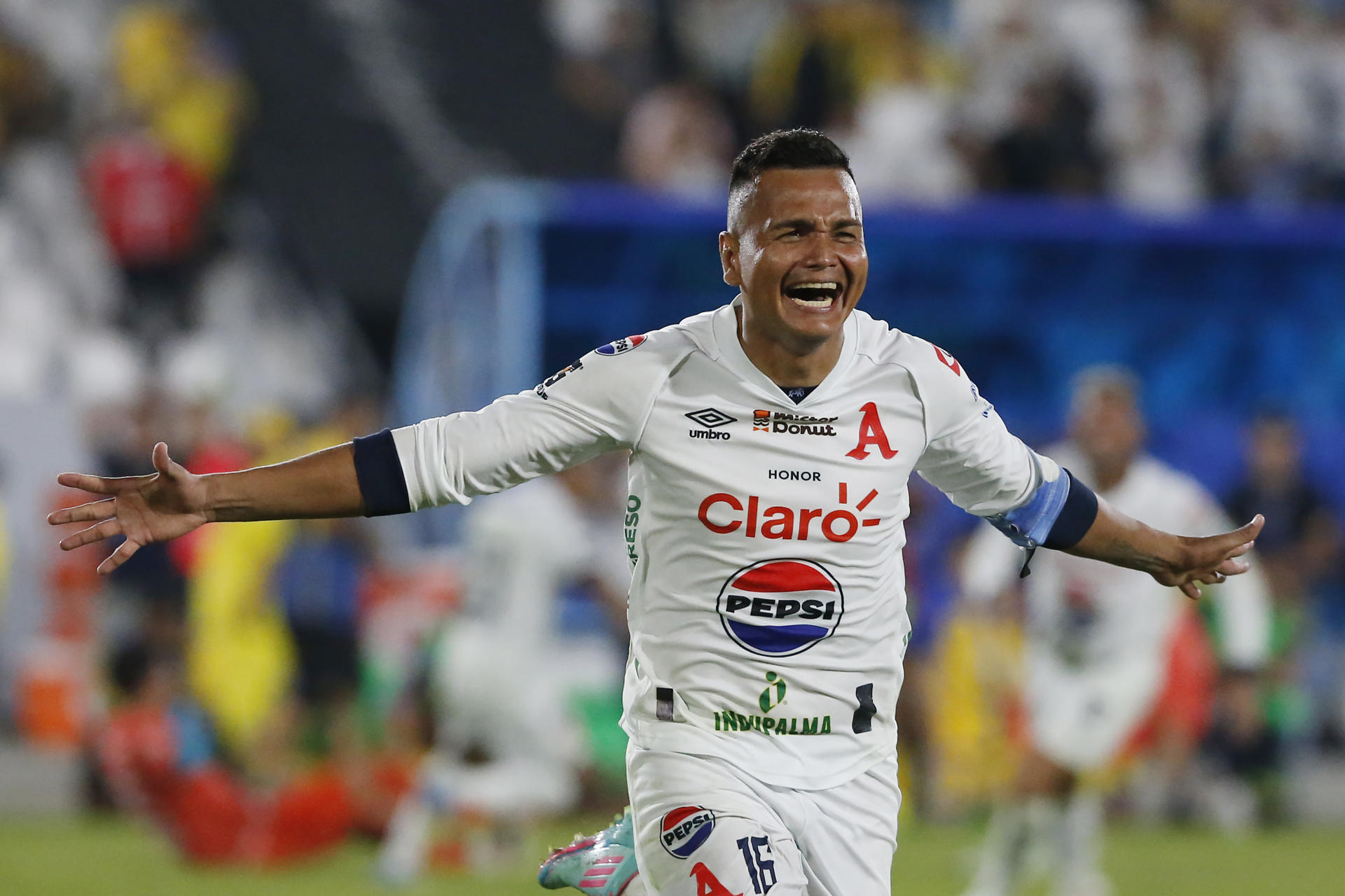 Henry Romero de Alianza celebra el acierto de su remate en la tanda de penaltis que dio a Alianza este sábado el título del Torneo Clausura salvadoreño sobre Municipal Limeño en el estadio Jorge ¿Mágico' González de San Salvador. EFE/ Javier Aparicio