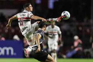 Cédric (arriba) de Sao Paulo disputa un balón con Lorenzo Melgarejo de Libertad en el partido de la quinta fecha de la fase de grupos de la Copa Libertadores que igualaron este miércoles 1-1 en el estadio Morumbi. EFE/ Isaac Fontana