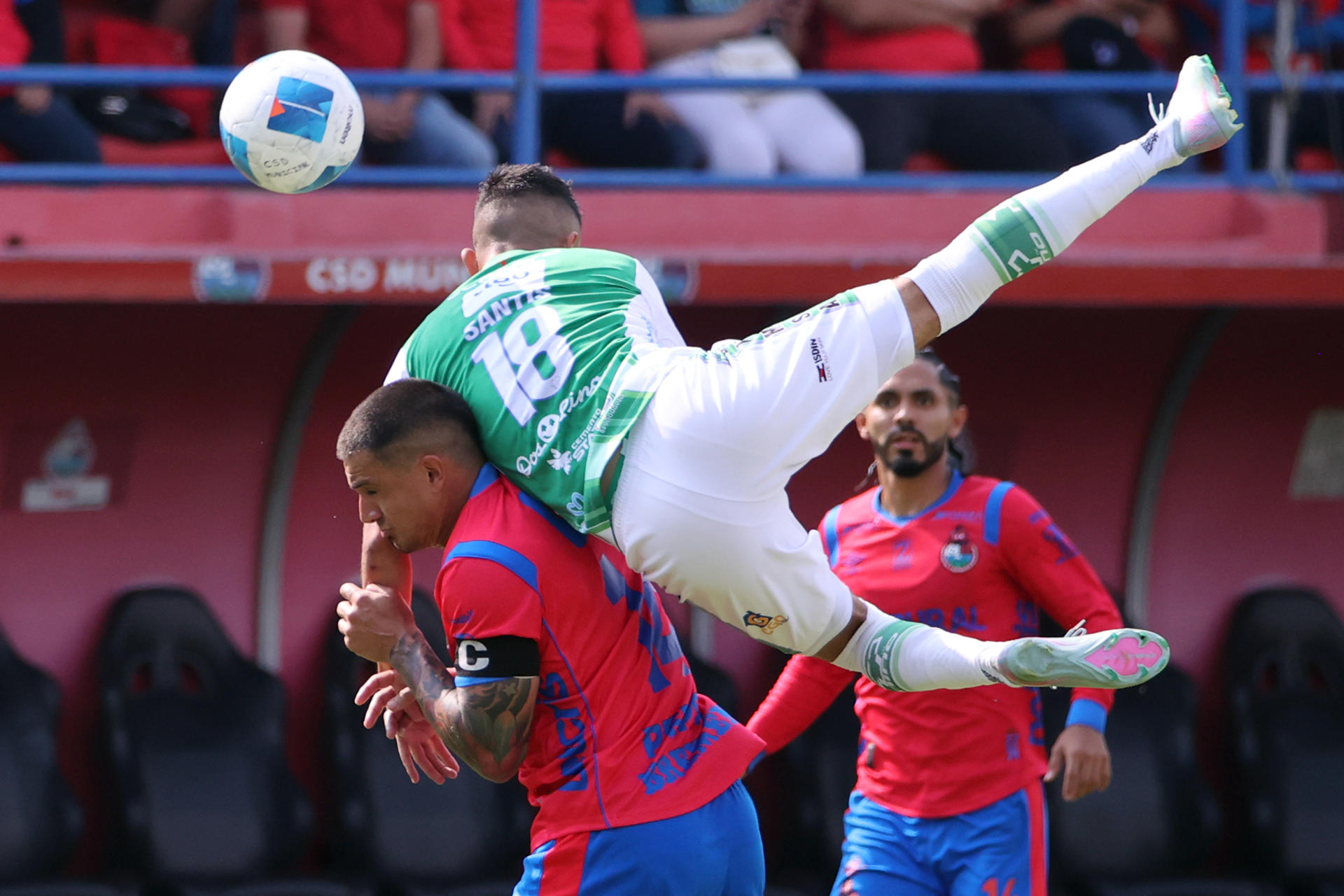 Darwin Torres (i) de Municipal disputa el balón con Oscar Santis de Antigua este domingo, en el partido de vuelta de la final del Torneo Clausura guatemalteco que ganó el visitante por 1-2 en el estadio Manuel Felipe Carrera, de Ciudad de Guatemala. EFE/ Fernando Ruiz