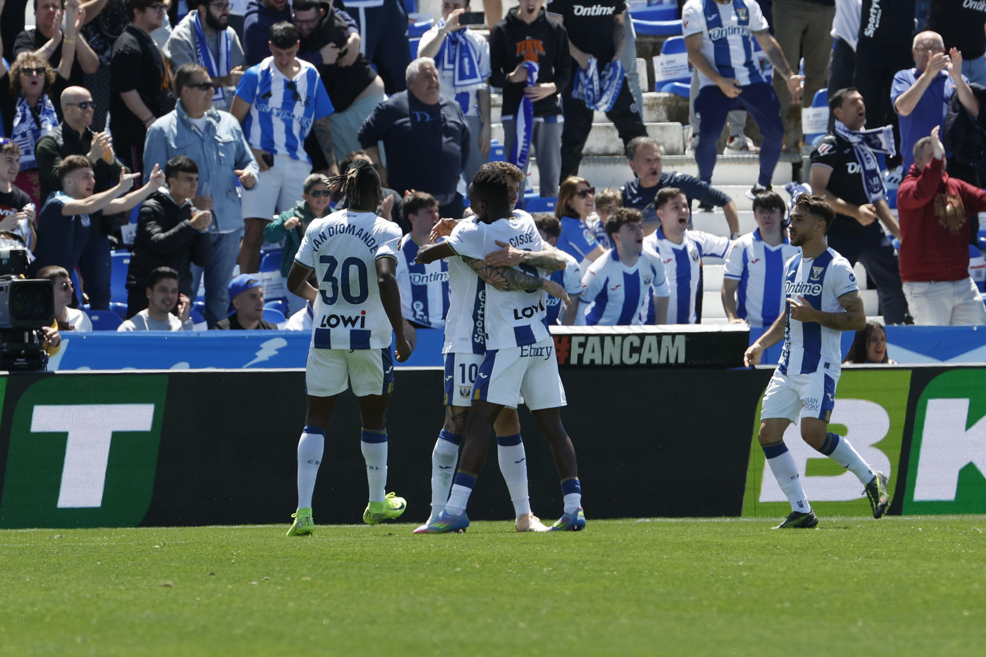 El centrocampista guineano del Leganés Seydouba Cisse (c) celebra con sus compañeros el gol marcado al RCD Espanyol durante el partido de la jornada 35 de LaLiga disputado este domingo en el estadio de Butarque. EFE/ J.J. Guillén