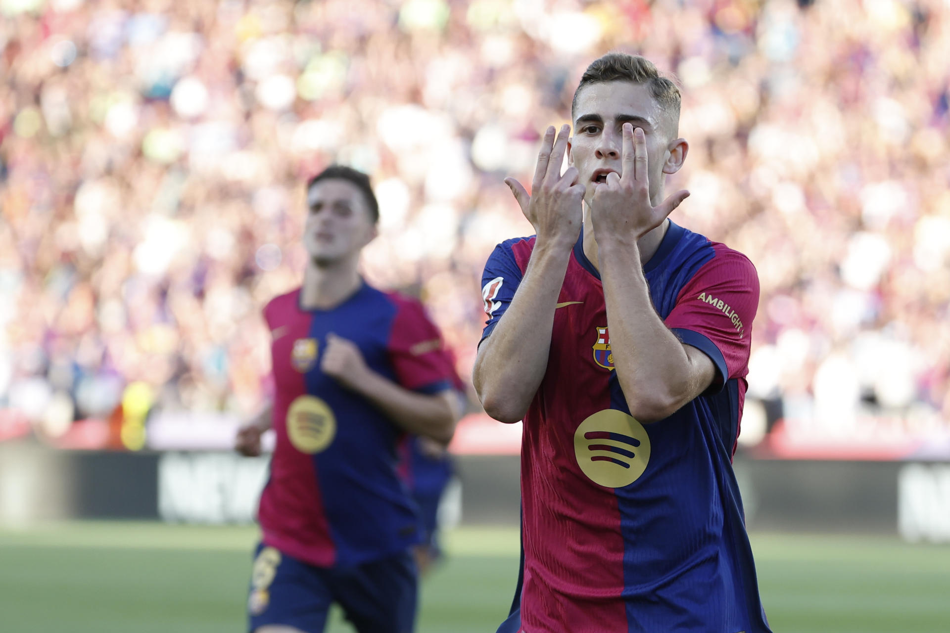 El centrocampista del Barcelona Fermín López celebra el segundo gol de su equipo durante el encuentro de la jornada 37 de LaLiga entre FC Barcelona y Villarreal CF disputado este domingo en el Estadio Olímpico de Montjuic. EFE/ Toni Albir