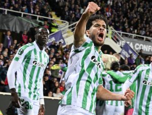 Abde Ezzalzouli celebra el empate a dos del Betis, que le clasifica para la final.EFE/EPA/CLAUDIO GIOVANNINI