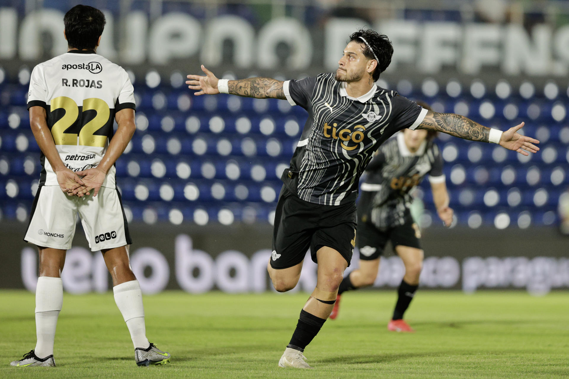 Matías Espinoza (d), de Libertad, celebra su gol en un partido de la jornada 20 de la Primera División de Paraguay entre Olimpia y Libertad en el estadio Defensores del Chaco en Asunción ((Paraguay). EFE/ Juan Pablo Pino