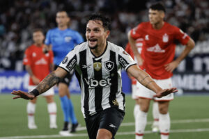 Artur Victor Guimarães de Botafogo celebra su gol ante Estudiantes de La Plata. EFE/ Antonio Lacerda