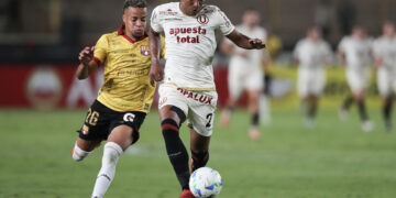 José Carabalí (i), de Universitario, disputa un balón con Byron Castillo, de Barcelona, en un partido de la fase de grupos de la Copa Libertadores entre Universitario y Barcelona SC en el estadio Monumental U Marathon en Lima (Perú). EFE/ Paolo Aguilar