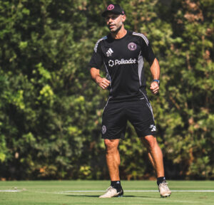 Fotografía cedida por Inter Miami CF del entrenador Javier Mascherano durante un entrenamiento en Florida, este viernes, a un día del trrascendental partido de la MLS en el campo de Philadelphia Union. EFE/ Inter Miami CF/ Anissa Dimilta /SOLO USO EDITORIAL/
