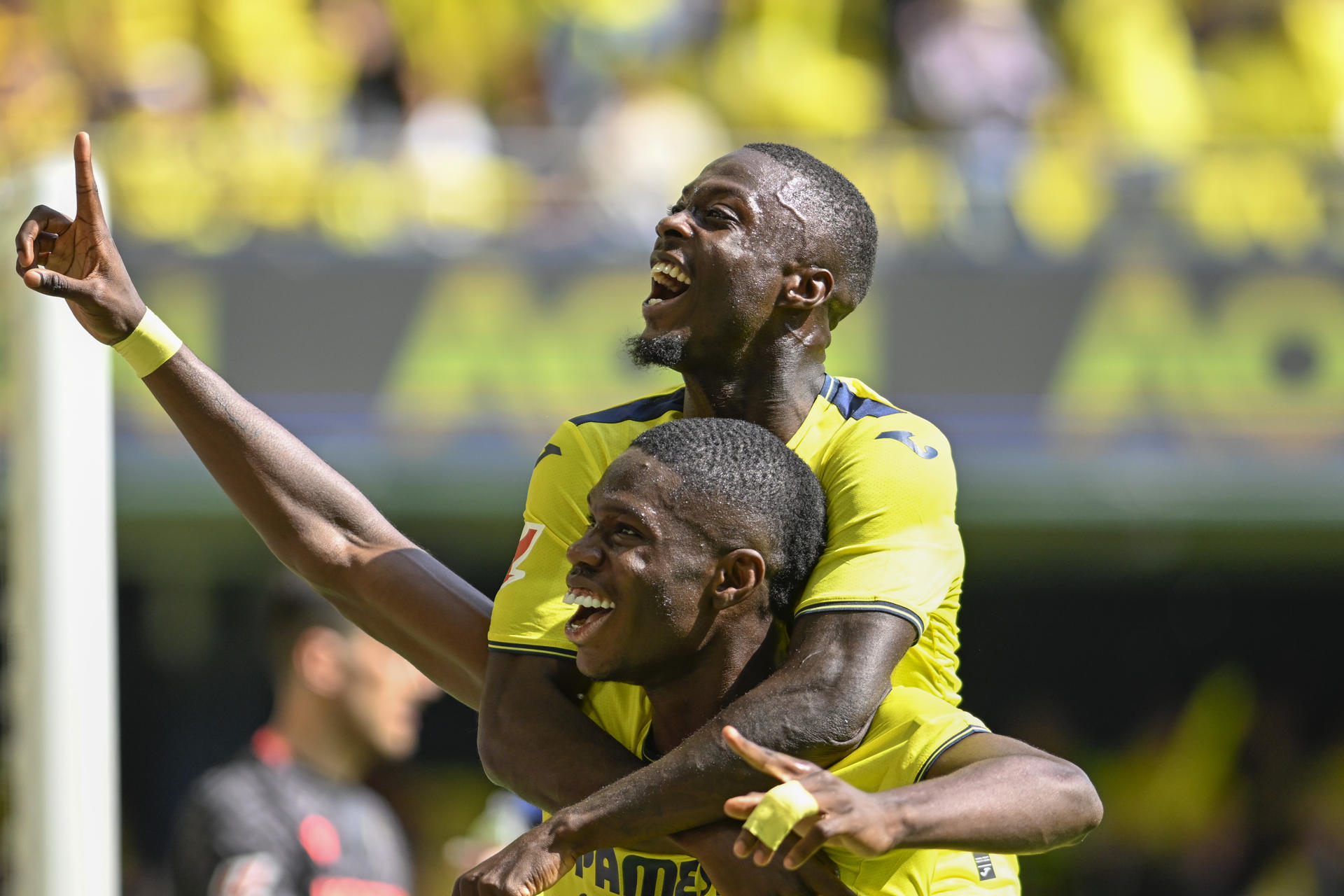 El delantero del Villarreal Thierno Barry (abajo) celebra tras anotar este sábado durante el partido de la jornada 34 de LaLiga EA Sports, entre el Villarreal CF y el CA Osasuna, celebrado en el Estadi de la Ceràmica en Villarreal. EFE/ Andreu Esteban