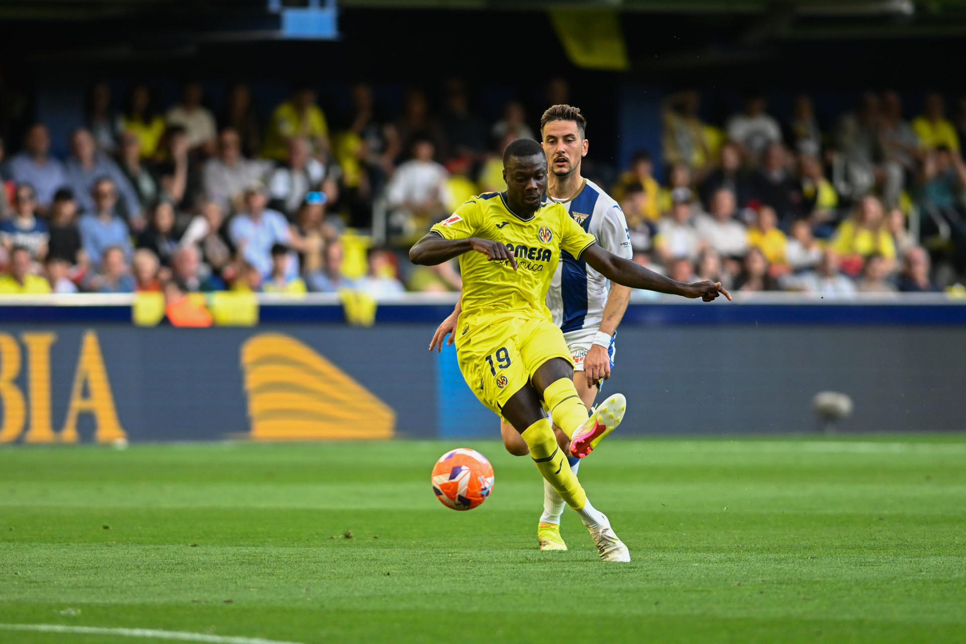 El delantero marfileño del Villarreal Nicolas Pépé (i) anota el tercer gol de su equipo durante el partido de la jornada 36 de LaLiga EA Sports, entre el Villarreal y el Leganés, este miércoles en el Estadio de la Cerámica. EFE/ Andreu Esteban